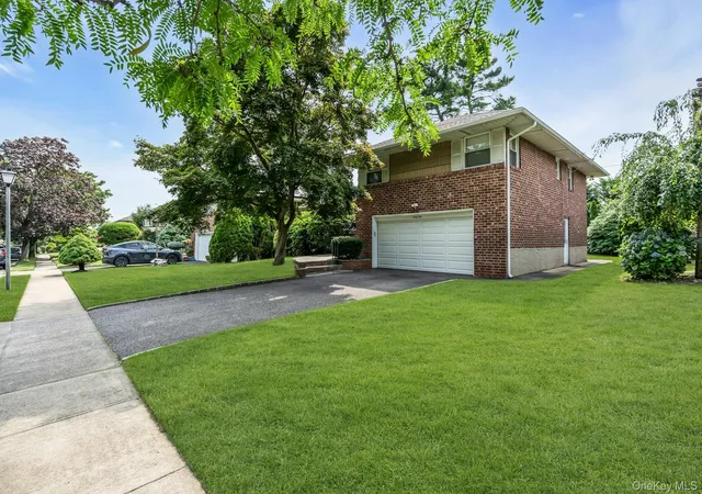 Photo 3 of Sale Pending at 31 Bellwood Dr, North Hempstead, NY 11040 | MLS# 1025340 | Listing updated on 2026-08-15
