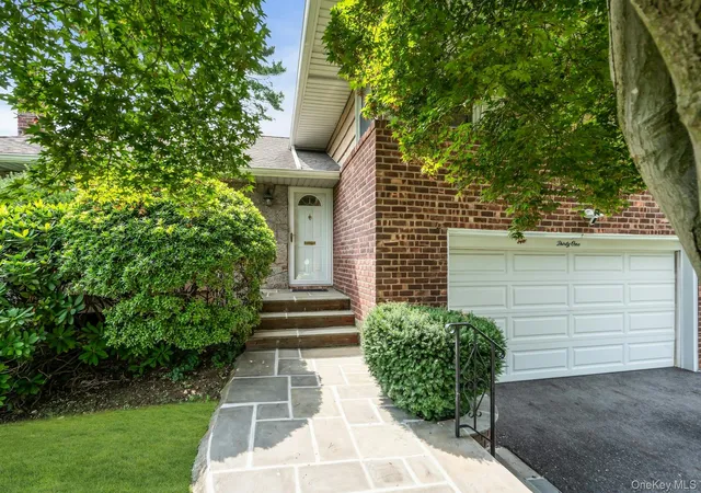 Photo 3 of Sale Pending at 31 Bellwood Dr, North Hempstead, NY 11040 | MLS# 1025340 | Listing updated on 2026-08-15