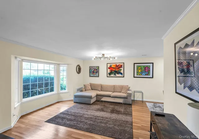 Photo 4 of Sale Pending at 31 Bellwood Dr, North Hempstead, NY 11040 | MLS# 1025340 | Listing updated on 2026-08-15