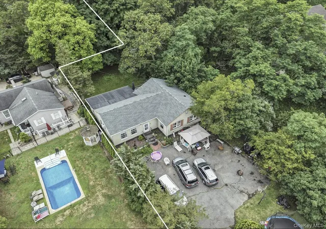 3rd image of 669 Flanders Rd, Riverhead, NY 11901 | MLS# 1025367
