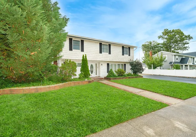 Photo 3 of Sale Pending at 195 N Albany Ave, Massapequa, NY 11758 | MLS# 1025368 | Listing updated on 2026-09-19