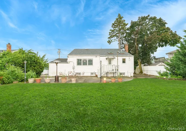 Photo 3 of Sale Pending at 195 N Albany Ave, Massapequa, NY 11758 | MLS# 1025368 | Listing updated on 2026-09-19