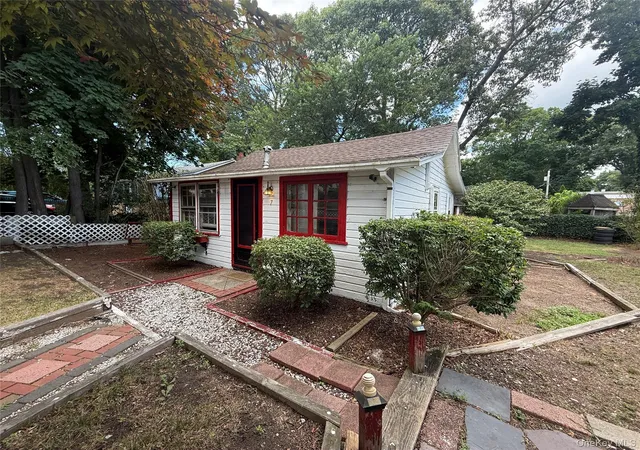 Photo 3 of Sale Pending at 7 Connelly Dr, Lake Grove, NY 11755 | MLS# 1025373 | Listing updated on 2026-08-07