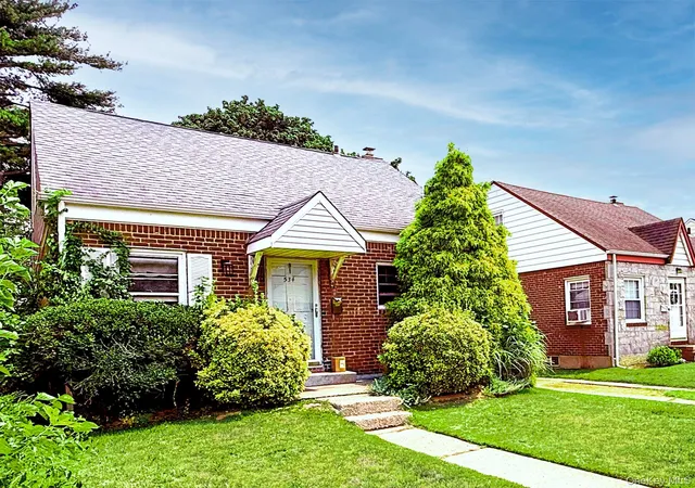 Photo 1 of Single family home for sale at 534 Sperry Blvd, North Hempstead, NY 11040 | MLS# 1025411 | Listing updated on 2026-09-01