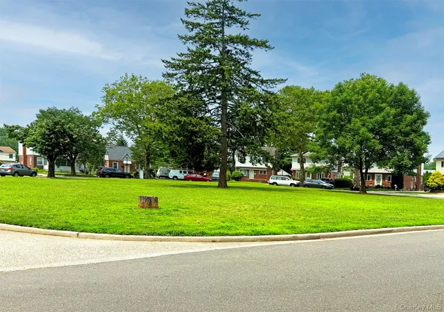 Photo 12 of Single family home for sale at 534 Sperry Blvd, North Hempstead, NY 11040 | MLS# 1025411 | Listing updated on 2026-09-23