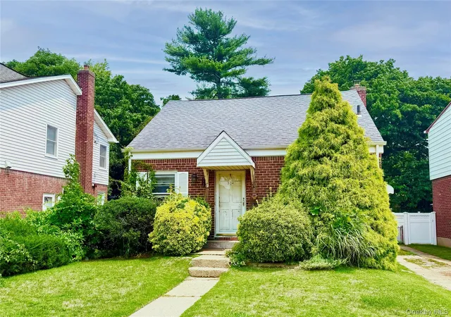 Photo 2 of Single family home for sale at 534 Sperry Blvd, North Hempstead, NY 11040 | MLS# 1025411 | Listing updated on 2026-09-01