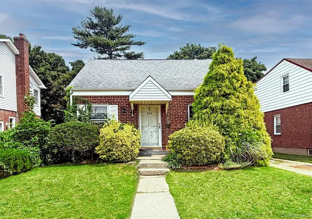 Photo 3 of Single family home for sale at 534 Sperry Blvd, North Hempstead, NY 11040 | MLS# 1025411 | Listing updated on 2026-09-01