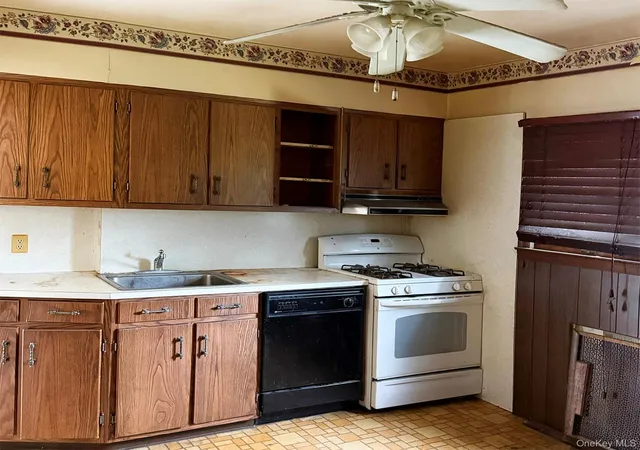 Photo 4 of Single family home for sale at 534 Sperry Blvd, North Hempstead, NY 11040 | MLS# 1025411 | Listing updated on 2026-09-01