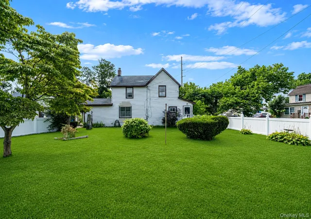 3rd image of 117 N Clinton Ave, Bay Shore, NY 11706 | MLS# 1025441