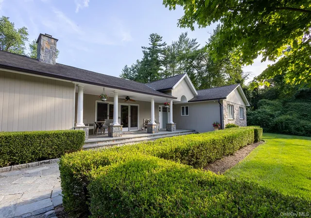 Photo 3 of Sale Pending at 153 Brookville Ln, Oyster Bay, NY 11545 | MLS# 1025463 | Listing updated on 2026-08-19