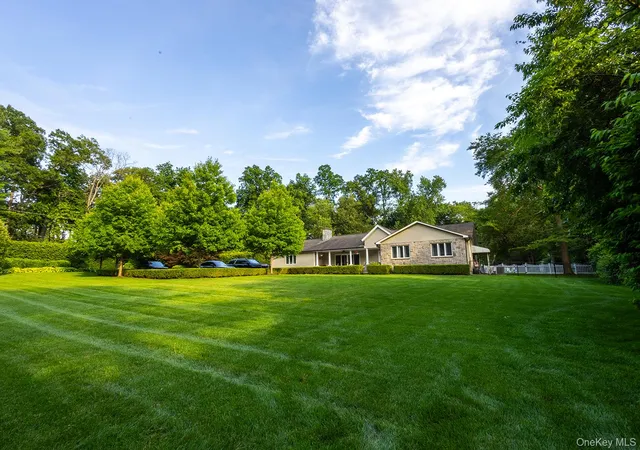 Photo 4 of Sale Pending at 153 Brookville Ln, Oyster Bay, NY 11545 | MLS# 1025463 | Listing updated on 2026-08-19