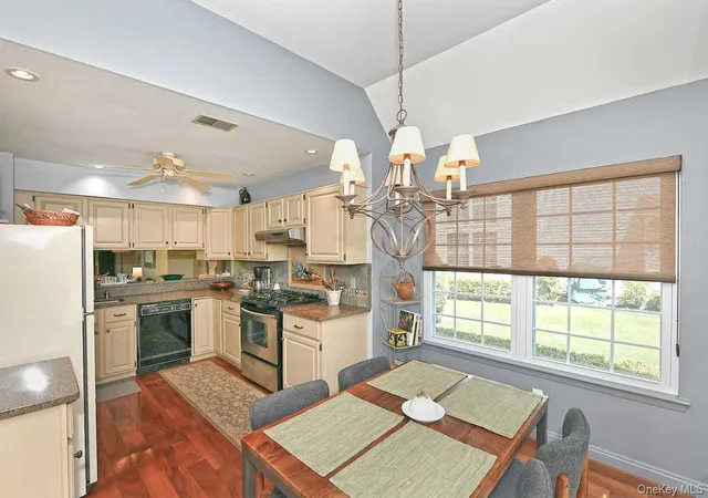 Photo 3 of Sale Pending at 26 Mystic Cir #26, Islip, NY 11706 | MLS# 1025469 | Listing updated on 2026-09-02