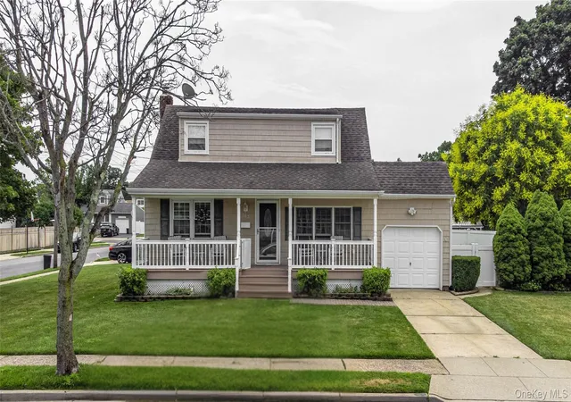 Photo 1 of Sale Pending at 262 N Cedar St, Oyster Bay, NY 11758 | MLS# 1025493 | Listing updated on 2026-08-25