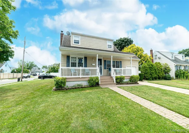 Photo 2 of Sale Pending at 262 N Cedar St, Oyster Bay, NY 11758 | MLS# 1025493 | Listing updated on 2026-08-25