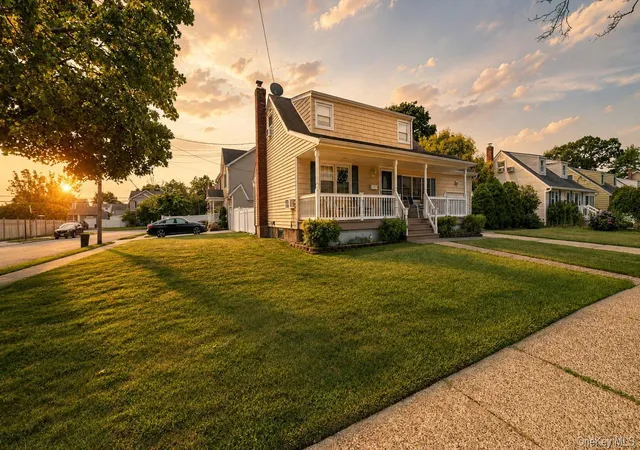 Photo 3 of Sale Pending at 262 N Cedar St, Oyster Bay, NY 11758 | MLS# 1025493 | Listing updated on 2026-08-25