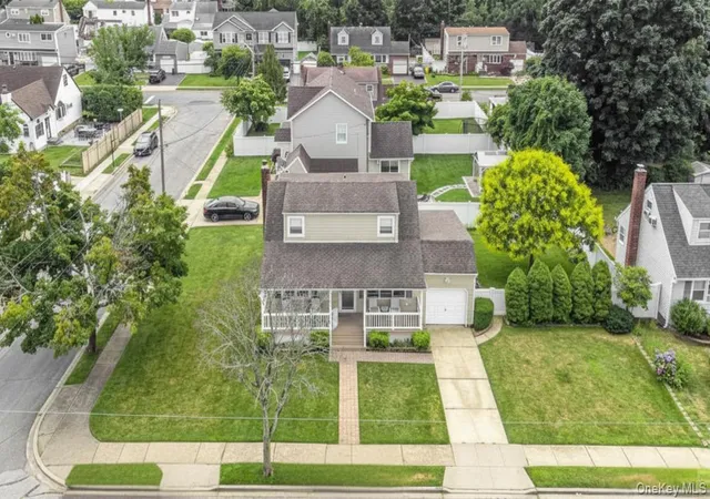 Photo 4 of Sale Pending at 262 N Cedar St, Oyster Bay, NY 11758 | MLS# 1025493 | Listing updated on 2026-08-25