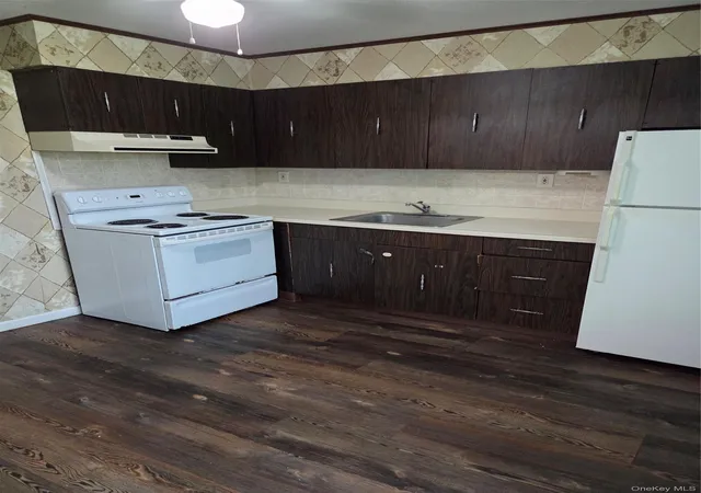 2nd image of 40-218 W 4th St, Brookhaven, NY 11772