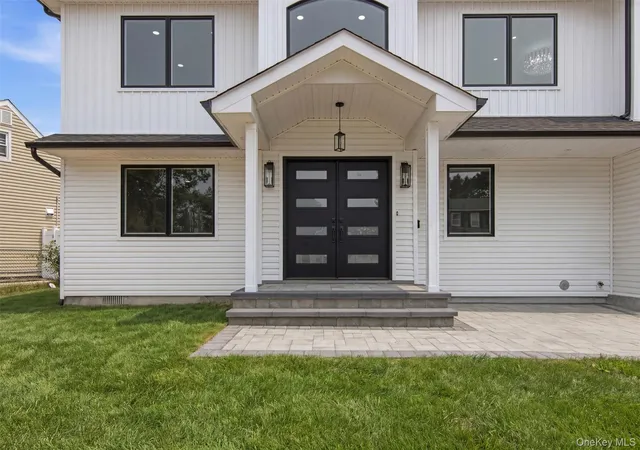 Photo 3 of Single family home for sale at 31 Underhill Ave, Oyster Bay, NY 11791 | MLS# 1025506 | Listing updated on 2026-10-06