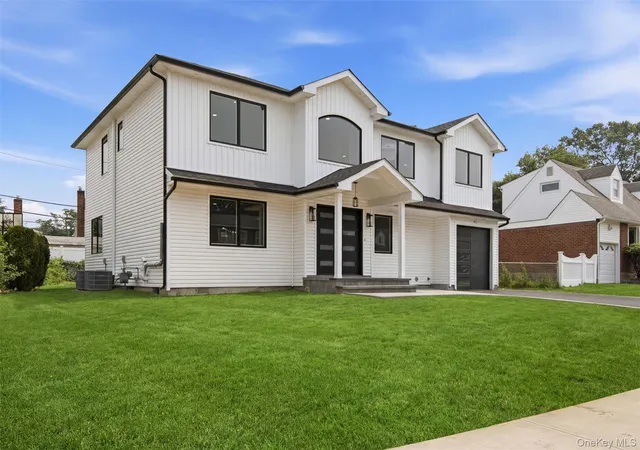 Photo 4 of Single family home for sale at 31 Underhill Ave, Oyster Bay, NY 11791 | MLS# 1025506 | Listing updated on 2026-10-06