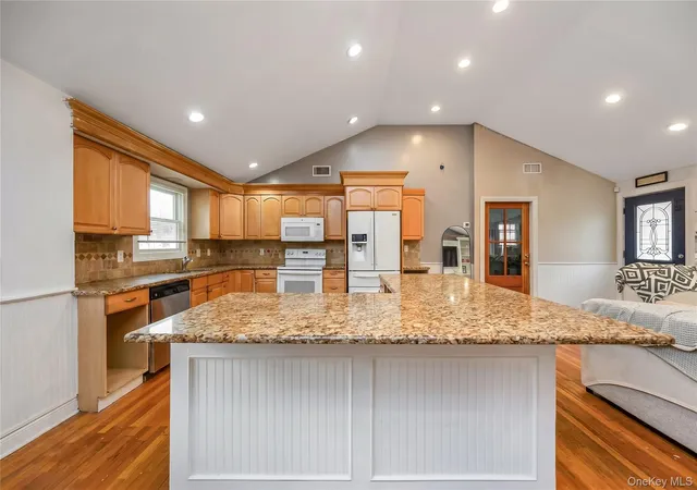 4th image of 516 Shade St, Babylon, NY 11703 | MLS# 1025530