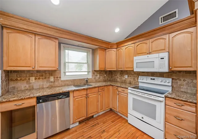 5th image of 516 Shade St, Babylon, NY 11703 | MLS# 1025530