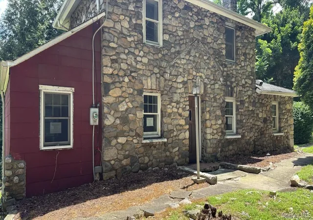 Photo 2 of Single family home for sale at 20 Old Oregon Rd, Cortlandt Manor, NY 10567 | MLS# 1025569 | Listing updated on 2026-08-26