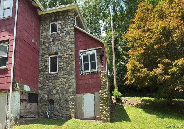 Photo 2 of Single family home for sale at 20 Old Oregon Rd, Cortlandt Manor, NY 10567 | MLS# 1025569 | Listing updated on 2026-08-26