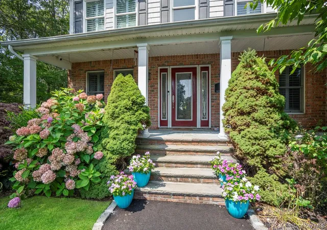 3rd image of 15 Victoria Ct, Islip, NY 11769 | MLS# 1025608