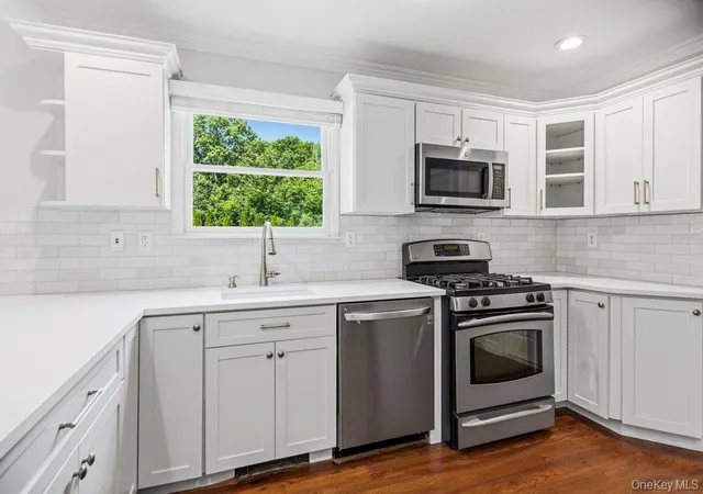 5th image of 15 Victoria Ct, Islip, NY 11769 | MLS# 1025608