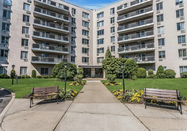 Homes for sale in North Hempstead, NY | 135 Post Ave #6B, North Hempstead, NY 11590 | MLS# 1025621