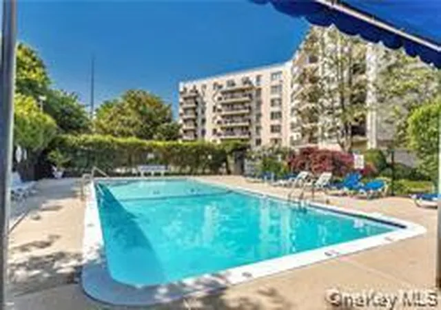 4th image of 135 Post Ave #6B, North Hempstead, NY 11590 | MLS# 1025621