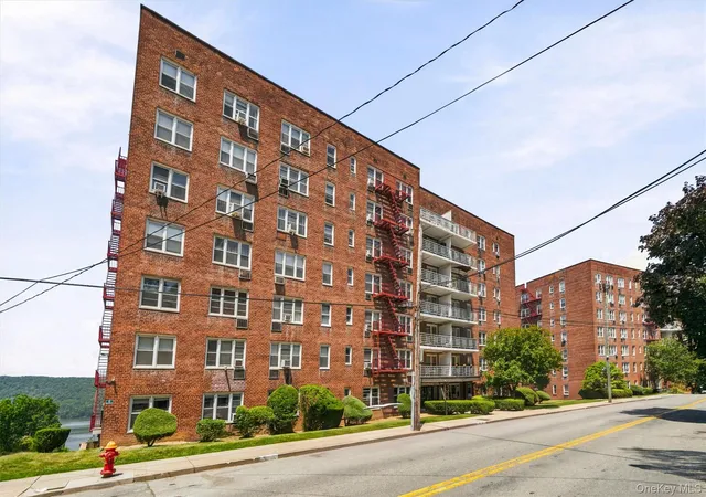 Listing Photo 2 - Condo for sale in building located at 679 Warburton Ave, Yonkers, NY 10701 - Unit #2R