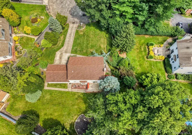 Photo 2 of Sale Pending at 15 Fairfields Ct, Huntington, NY 11746 | MLS# 1025698 | Listing updated on 2026-08-20