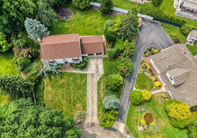 Photo 3 of Sale Pending at 15 Fairfields Ct, Huntington, NY 11746 | MLS# 1025698 | Listing updated on 2026-08-20