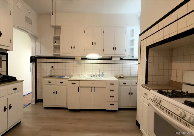 Listing Photo 4 - Condo for sale in building located at 115 Glenwood Ave, Yonkers, NY 10701
