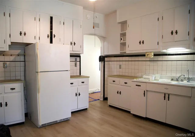 Listing Photo 5 - Condo for sale in building located at 115 Glenwood Ave, Yonkers, NY 10701