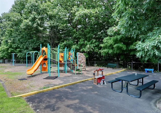 Listing Photo 2 - Condo for sale in building located at 597 Sierra Vis Ln, Valley Cottage, NY 10989 - Unit #