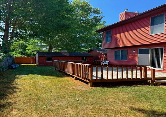 Photo 3 of Sale Pending at 6 Jamor Ct, Smithtown, NY 11767 | MLS# 1025780 | Listing updated on 2026-08-15