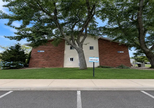 3rd image of 3 Cheyenne Ct, Brookhaven, NY 11719