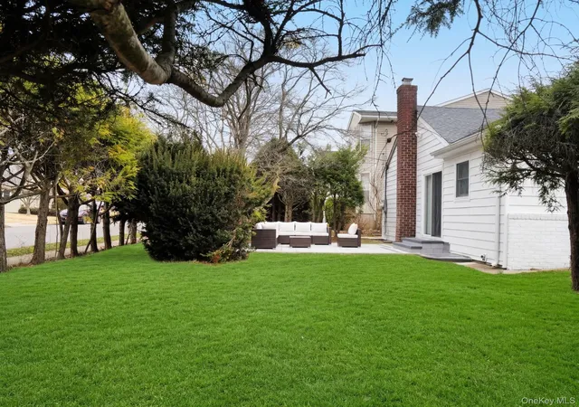 3rd image of 12 Deepdale Pkwy, North Hempstead, NY 11507 | MLS# 1025866