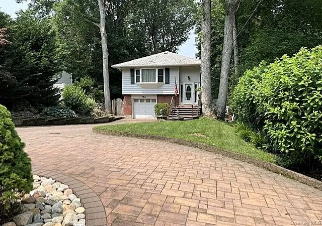 Photo 4 of Sale Pending at 82 Sheppard Ln, Smithtown, NY 11767 | MLS# 1025884 | Listing updated on 2026-08-18