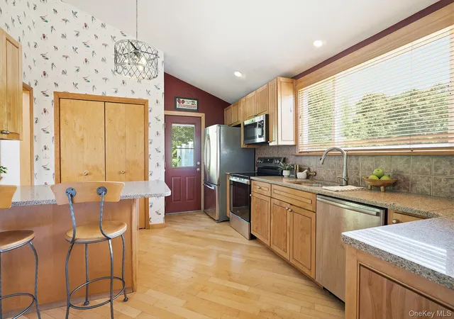 5th image of 946 Barberry Rd, Yorktown, NY 10598 | MLS# 1025926