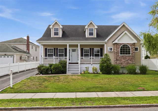 2nd image of 34 Meadow Ln, Babylon, NY 11701 | MLS# 1025968
