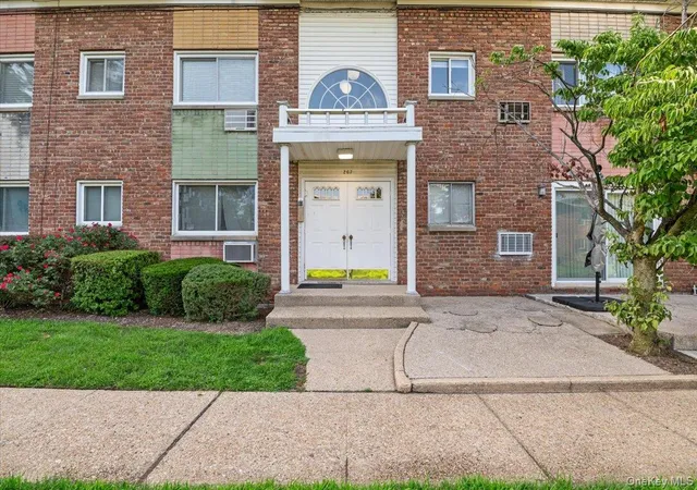 2nd image of 267 N Newbridge Rd #2D, Hempstead, NY 11756 | MLS# 1026018