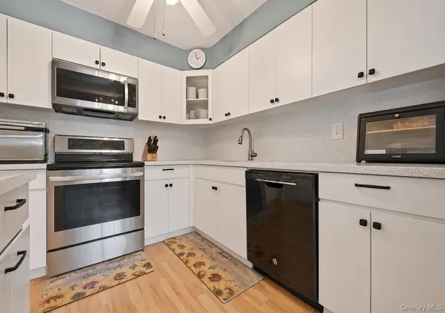 Listing Photo 4 - Condo for sale in building located at 16 Balsam Ct, Hempstead, NY 11793