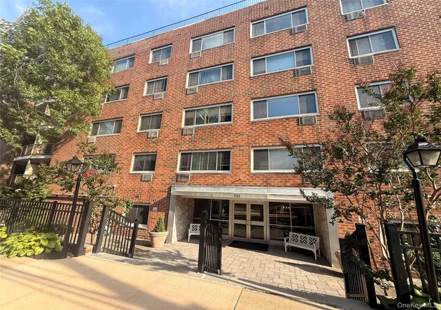 1st image of 101 Clinton Ave #3H, North Hempstead, NY 11501 | MLS# 1026120