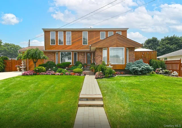 Photo 3 of Sale Pending at 92 Bowling Ln, Babylon, NY 11729 | MLS# 1026144 | Listing updated on 2026-07-31