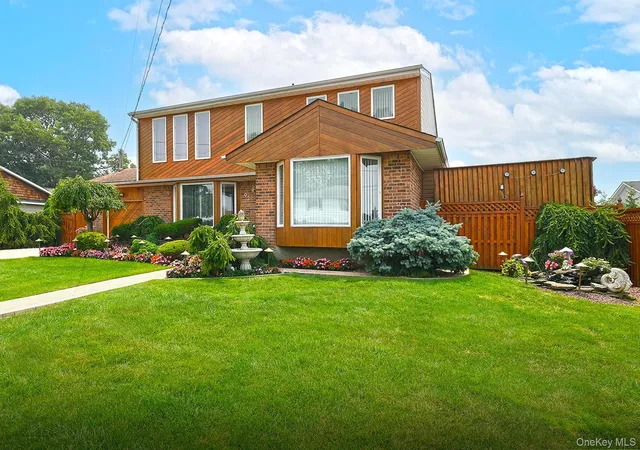 Photo 3 of Sale Pending at 92 Bowling Ln, Babylon, NY 11729 | MLS# 1026144 | Listing updated on 2026-07-31