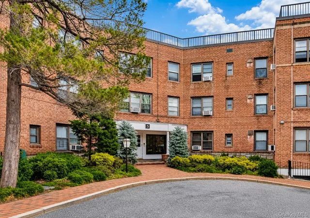 1st image of 3 Town House Pl #3c, North Hempstead, NY 11021 | MLS# 1026147