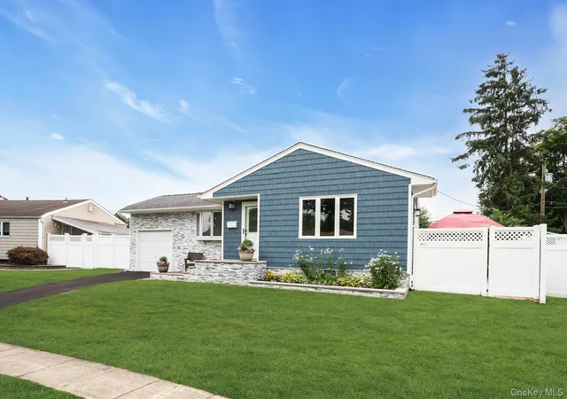 Photo 3 of Sale Pending at 5 Stagg Ln, Huntington, NY 11725 | MLS# 1026195 | Listing updated on 2026-09-01